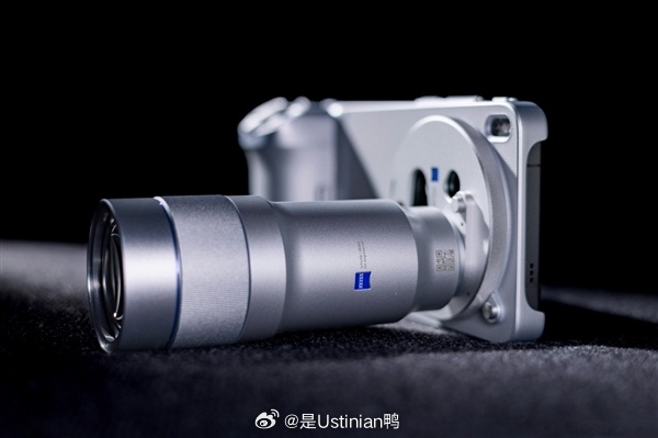 vivo X500 Ultra旗舰手机关键参数曝光[并不简单]

发布时间与定位

• 10月19日消息，在此前vivo X500系列新品发布会的媒体专访环节中，vivo产品副总裁黄韬透露，vivo X500 Ultra会正常迭代，新品将在明年三四月份正式亮相，主要面向专业创作者。

核心配置参数

• 今天下午，博主数码闲聊站曝光了viv ​