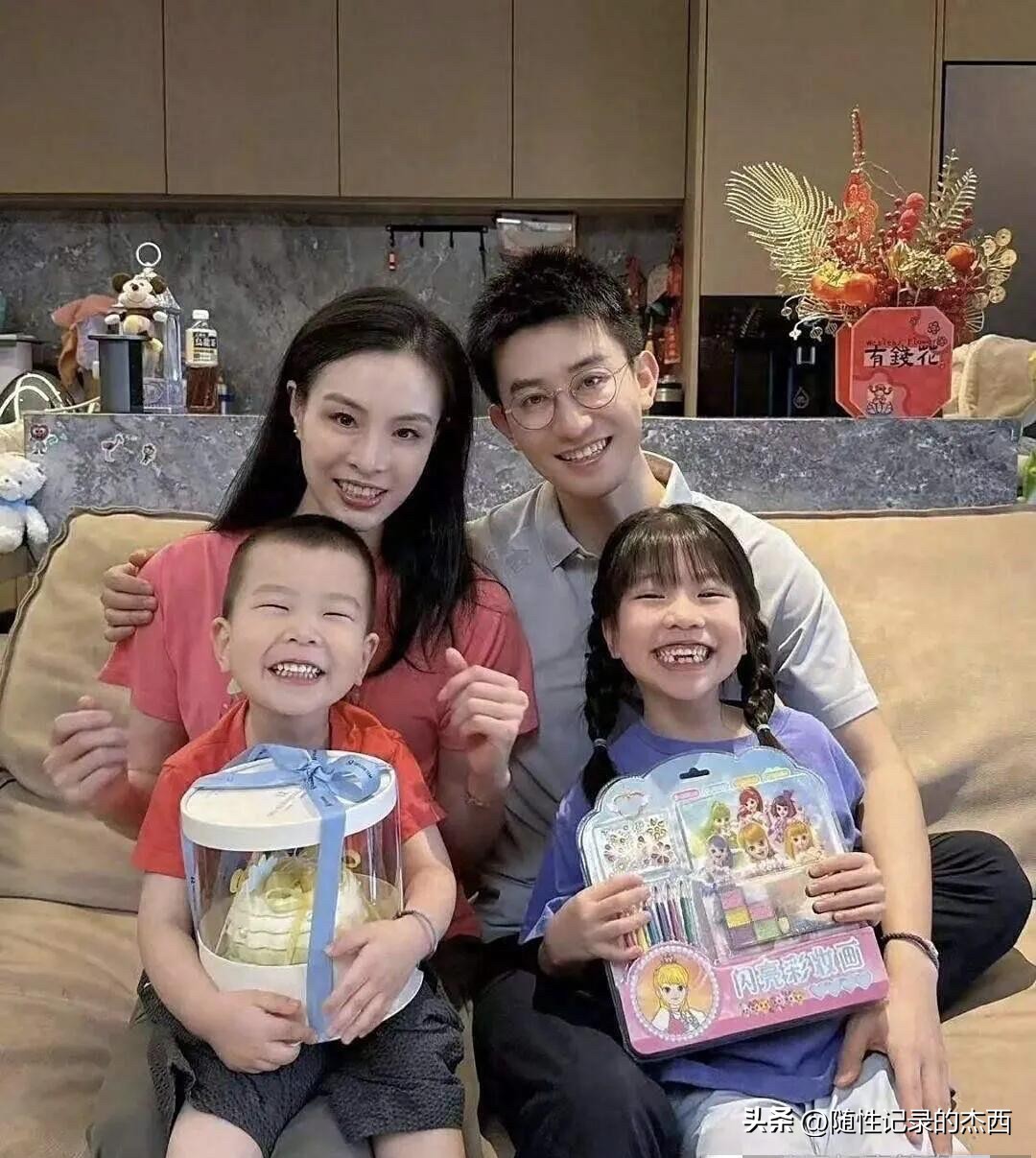 跳水皇后吴敏霞气质出众，身材好，本人真的超级年轻，脸上没有什么皱纹，老公戴着眼镜，是英俊帅气的男人，看他们两口子脸上幸福的表情和孩子们的大笑，就知道他们一家人在一起是多么的幸福，真正温暖友爱。