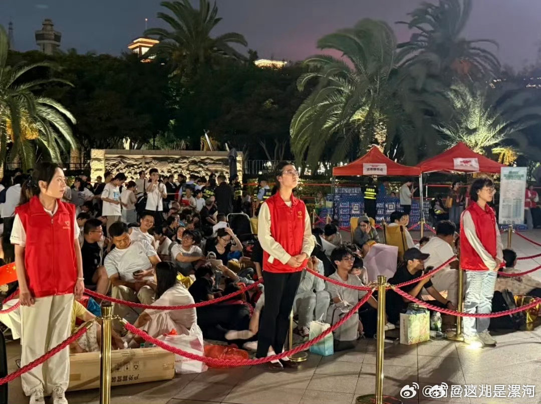 国庆假期就来南昌西湖 夜晚的八一广场氛围感直接拉满！灯火通明，人山人海，全国各地过来的游客都文明排队等候，一心盼着明天清晨的升旗。多部门联动值守，默默做好各项保障工作。 ​​​