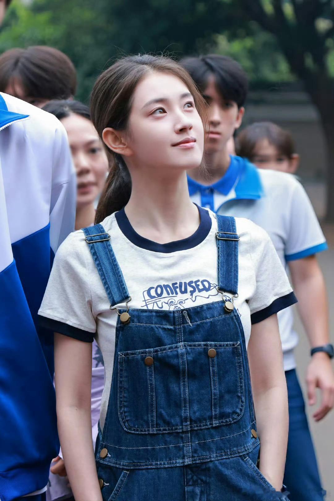 #郭宇欣[超话]#  #郭宇欣蒲雨##郭宇欣风铃巷之夏# 
两个月前还是《渐染》离异峥峥财务程凌，
一个月前还是《好雨知时节》离异温柔暖心时穗，
这刚爆火月内30亿剧，
我家宝就变成中学生了，[笑cry]
打开超话都是萌物啊，
最近打开超话我都不敢认，
我的程姐，我的穗穗完全一去不复返[偷笑]，
 ​