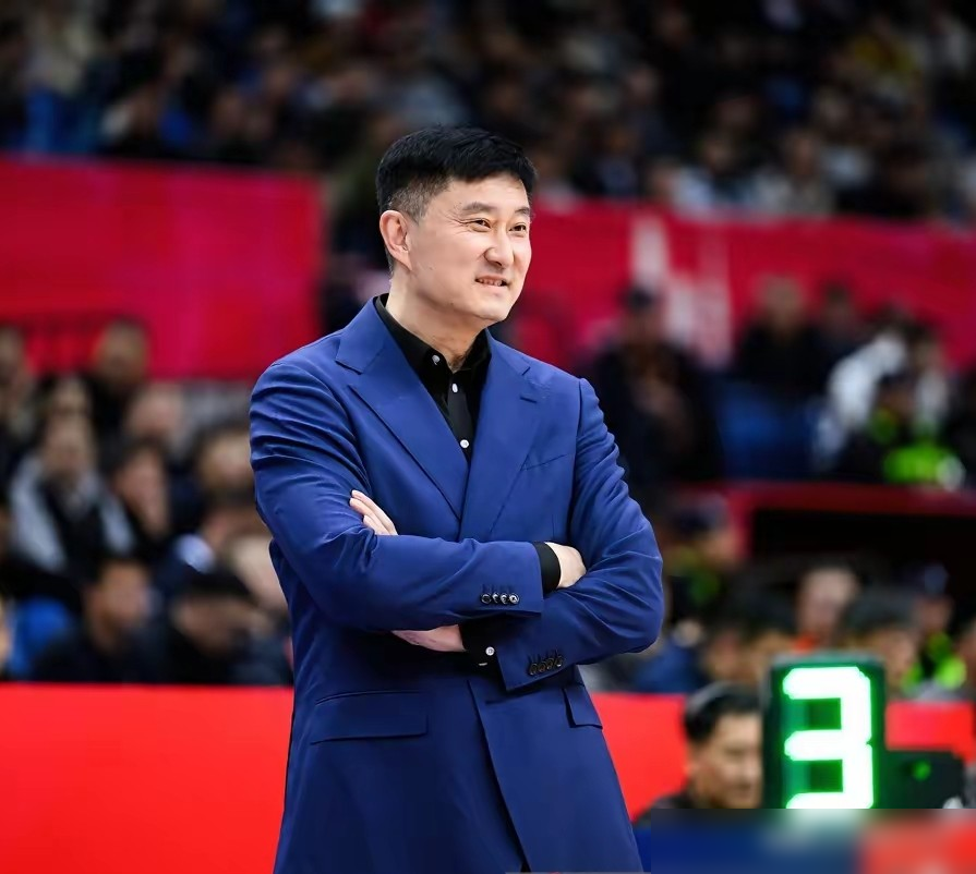 中国男篮半决赛输日本20分，铜牌战又输伊朗，队史最差第四名。郭士强被堵在混采区问给自己打几分，回了一句我从不给自己打分。
苏群赛前说这就是场普通比赛，建议以后派国青去练兵。杨毅直接开怼：世界杯打不了，奥运会去不了，亚洲杯多年没冠，亚运会金牌就是现在唯一的兜底成绩，你上下嘴皮一碰当然轻松。
结果兜
