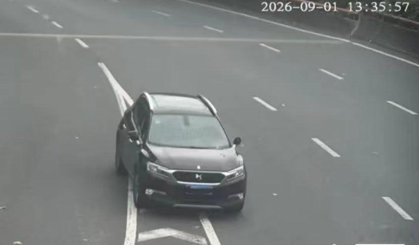 上海警方追车40余公里
紧急拦截中风司机

人这一辈子，最怕的不是车坏了、路断了，是脑子里的那根血管，在你毫无防备的时候，悄无声息地堵上了。
等你反应过来……你根本反应不过来。
根据“新闻坊”，近日在上海有一件事，值得警惕。临近中午，浦东花木派出所接到一位妻子的报警，说老公早上送女儿去 ​