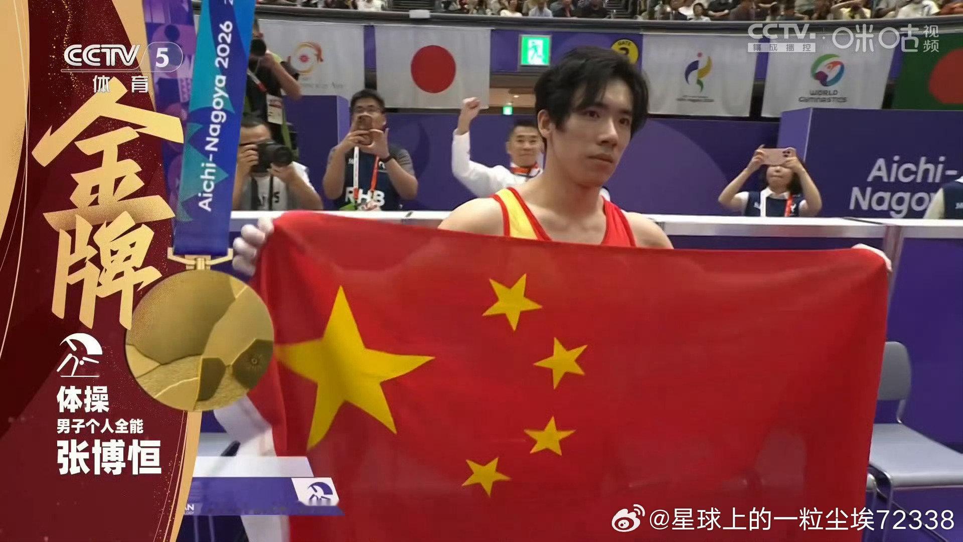 这组对比图引发网友热议，一边是精心打磨的宣传精修，一边是张博恒随性朴素的资料照。不少人感慨宣传包装的差距，但赛场终究靠实力说话。镜头滤镜只是表象，真正打动人心的，是运动员在赛场上全力以赴的模样。#日本选手精修照vs张博恒随意资料照# ​