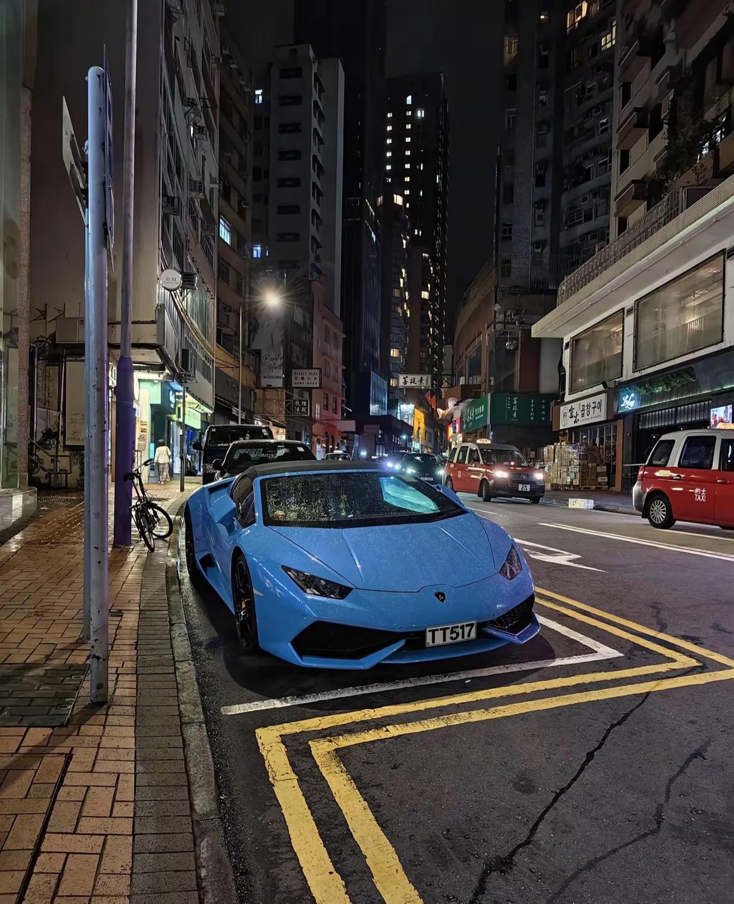 兰博基尼Huracán LP610‑4。• 发动机：5.2L V10自然吸气• 最大功率：610马力，峰值扭矩560N·m• 变速箱：7速双离合，全时四驱• 0‑100km/h：3.2s；极速325km/h• 特点：经典自吸V10小牛