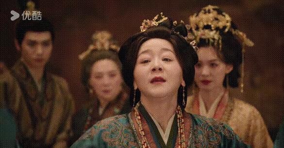 《嫁金钗》里王一楠那场不到十分钟的戏，活生生把同场对戏的人全衬成了木头桩子。
那种憋了二十年的恨意，真不是光靠扯着嗓子发狠就能演出来的。
她饰演的大伯母郭虞凤，说话语调轻飘飘的，眼神却像淬了毒的钝刀子，一字一句慢条斯理地往人骨头缝里钻。
后面那段近乎疯癫的失控狂笑，甚至让人隔着屏幕起一身鸡皮疙