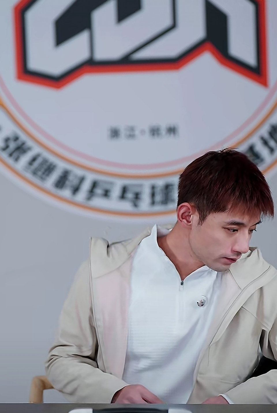 我昨天觉得张继科这衣服比较好看，就胸针比较稠，结果果然是他家拖把狗，玛德资本家的稠孩子。 ​