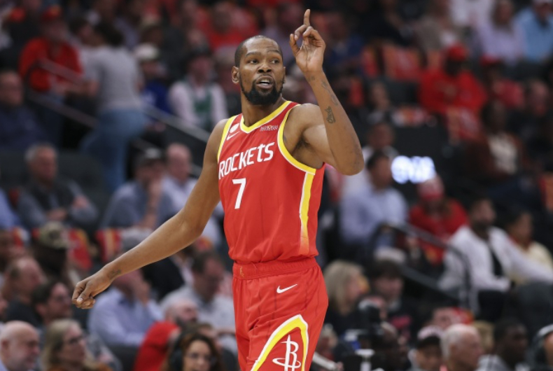 NBA常规赛，火箭120-110战胜老鹰。

本场比赛，火箭球星杜兰特表现出色，进攻稳定的同时防守稳固，篮下频送大帽，首发出战30分钟，投篮13中6，三分球4中1，罚球10中9，拿到22分9篮板3助攻1抢断4盖帽，正负值+9。

此役过后，杜兰特本赛季前4场合计得到94分，在38岁或更老球员赛季前4战得分榜上位列历史 ​