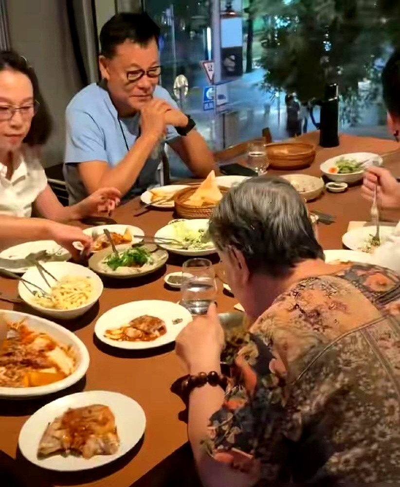 163cm的王祖蓝和175cm的李亚男，生出的女儿到底随谁？

46岁王祖蓝晒出中秋全家福。照片里他搂着妻子肩膀，两个女儿坐在身旁。大众的目光全落在孩子身上：五官是父母的融合版，但身高目前看，真随了爸爸。

从当年死盯着夫妻俩的硬性身高差，到现在盯着孩子能长多高，外界绕了一圈还是爱拿外形当尺子。其实
