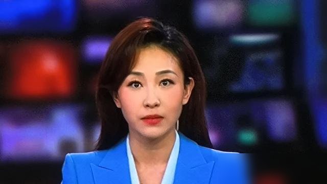 央视四套换新人了，上来就被观众挑刺儿，说长得干净但声音发虚，压不住场子。
李秋莹，之前跑《远方的家》的外景记者，8月7号刚坐进《中国新闻》主播台。观众原话：形象没问题，就是声线弱，缺抑扬顿挫，播大新闻像念稿子。
再看看同批进来的，孙亚鹏是主持人大赛银奖，00后陶忆雯直接上了晚间黄金档，徐睿思在凌