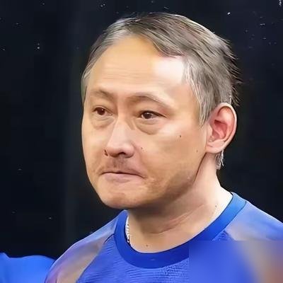 国乒主力全撤了，张本智和还是没接住这泼天的机会，被周启豪3比0直接送走。
全场被压着打，关键分一个都咬不住。赛后日媒自己都承认，这不是爆冷，是实力断层。
更扎心的是他妹妹。混双半决赛输完，张本美和直接摊牌：跟搭档松岛辉空风格完全不合，场上各打各的，互相读不懂战术。说白了，连配合都凑不齐。
场边