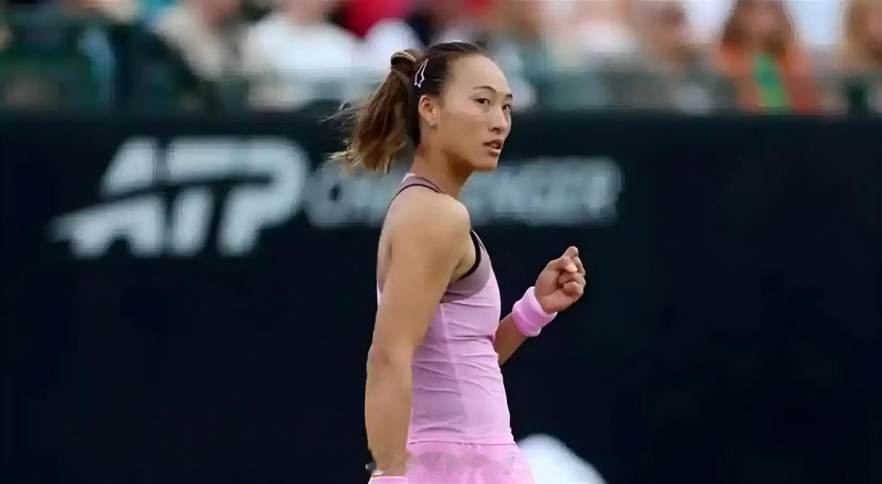 在WTA250雅典站女单第二轮较量中，中国金花郑钦文以6比4、6比1...
