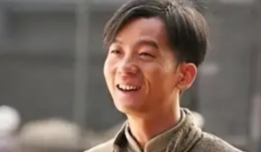 1998年，初出茅庐的陈创，迎来了演艺路上的重要契机。彼时的他刚从北京电影学院表演系毕业不久，得益于与张国立的结缘，顺利获得了剧组的拍戏机会，正式扎根影视行业，开启了逐梦之路。

早在1997年拍摄《危情时刻》时，陈创就与张国立有了深度交集。陈创的外形条件，并不适配当时影视市场主流的男主角人设，但他