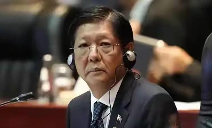 菲律宾在黄岩岛问题上的态度如何菲律宾在黄岩岛问题上，底色是“非法主张+国内政治+借美搅局”三重驱动。其一，法理上死抱“专属经济区即主权”的歪理，拒不承认中国历史性权利，外长、国防部长轮流喊话，把侵权包装成“护渔权”。其二，战术上搞灰色地带：派海警船贴边、用小艇冲闯、记者随船拍“受害者叙事”，怕真