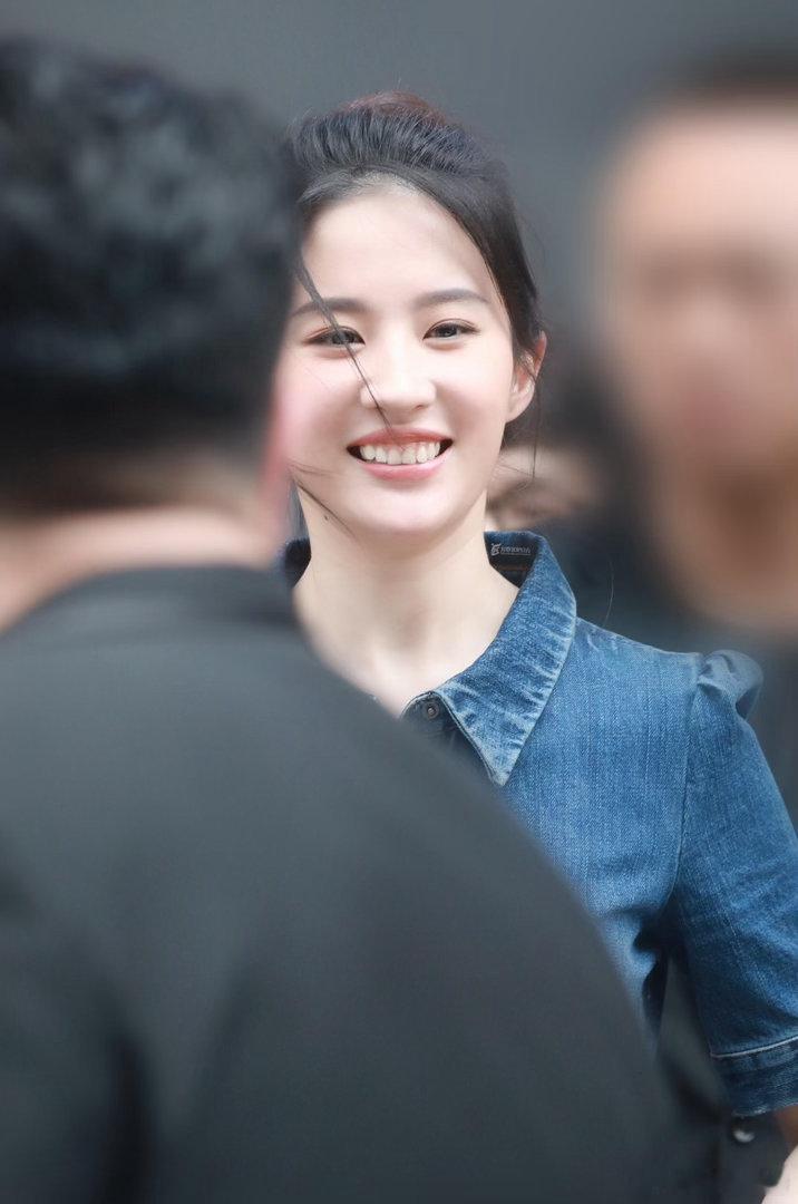 刘亦菲牛仔连衣裙 ​