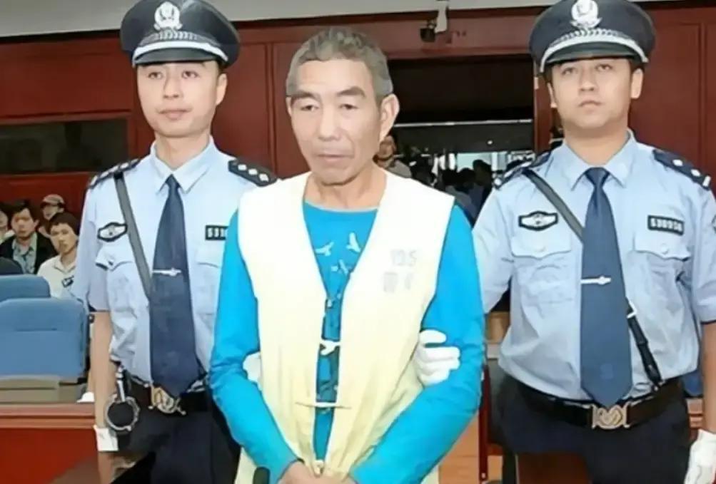 他从2007年开始连续杀人，直到2012年落网，他把受害者肉剔下，腌渍风干后冒充鸵鸟肉在市场售卖，多人购买食用却没察觉异常。他就是云南晋城镇60多岁的张永明。
 
张永明被枪毙后，南门村那条挨着冷库的小路还是老样子，窄，黑，没路灯。只是再也没人走了，连白天都绕开。冷库铁门生了锈，锁早就被砸掉，门半敞