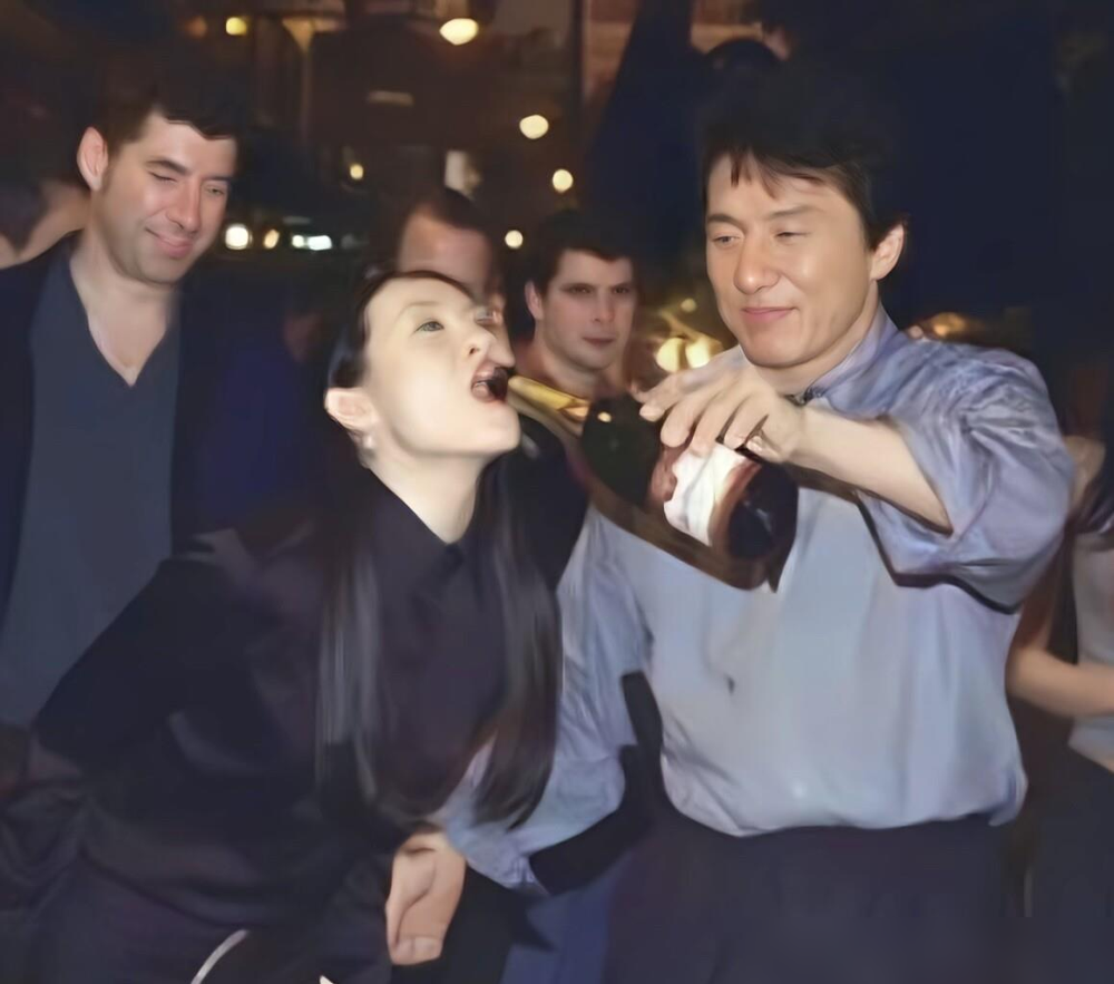 成龙47岁生日宴，章子怡坐大腿上喂葡萄，还用手接籽。满场闪光灯，她笑得灿烂。
第二天港媒炸了。成龙解释，我在片场吊威亚动不了，她照顾我。章子怡只回一句：观众有能力辨别是非。
一个月后，金像奖颁奖礼。梅艳芳问周润发，怎么才能进好莱坞？发哥慢悠悠说，听话、受教、喂提子，还得会用手接葡萄皮。镜头扫过去