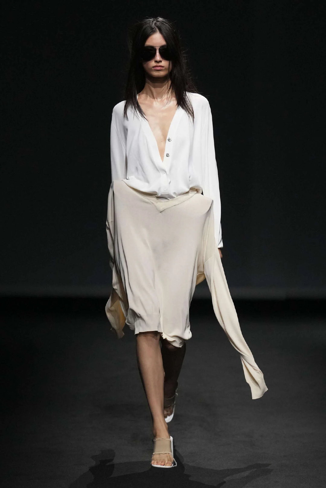 MFW | MM6 Maison Margiela - 2027SS

🇨🇳中国模特：
何凡
白睿恩
赵珂
郭馨悦
陈晓涵
🇨🇦🇨🇳加籍华裔模特：
王懿谦YQ
🇫🇷🇲🇲法籍缅甸裔模特：
Max Fauviau 
🇰🇿哈萨克斯坦模特：
Aljan Jandarbekov 

#2027春夏米兰时装周##模登日记# ​