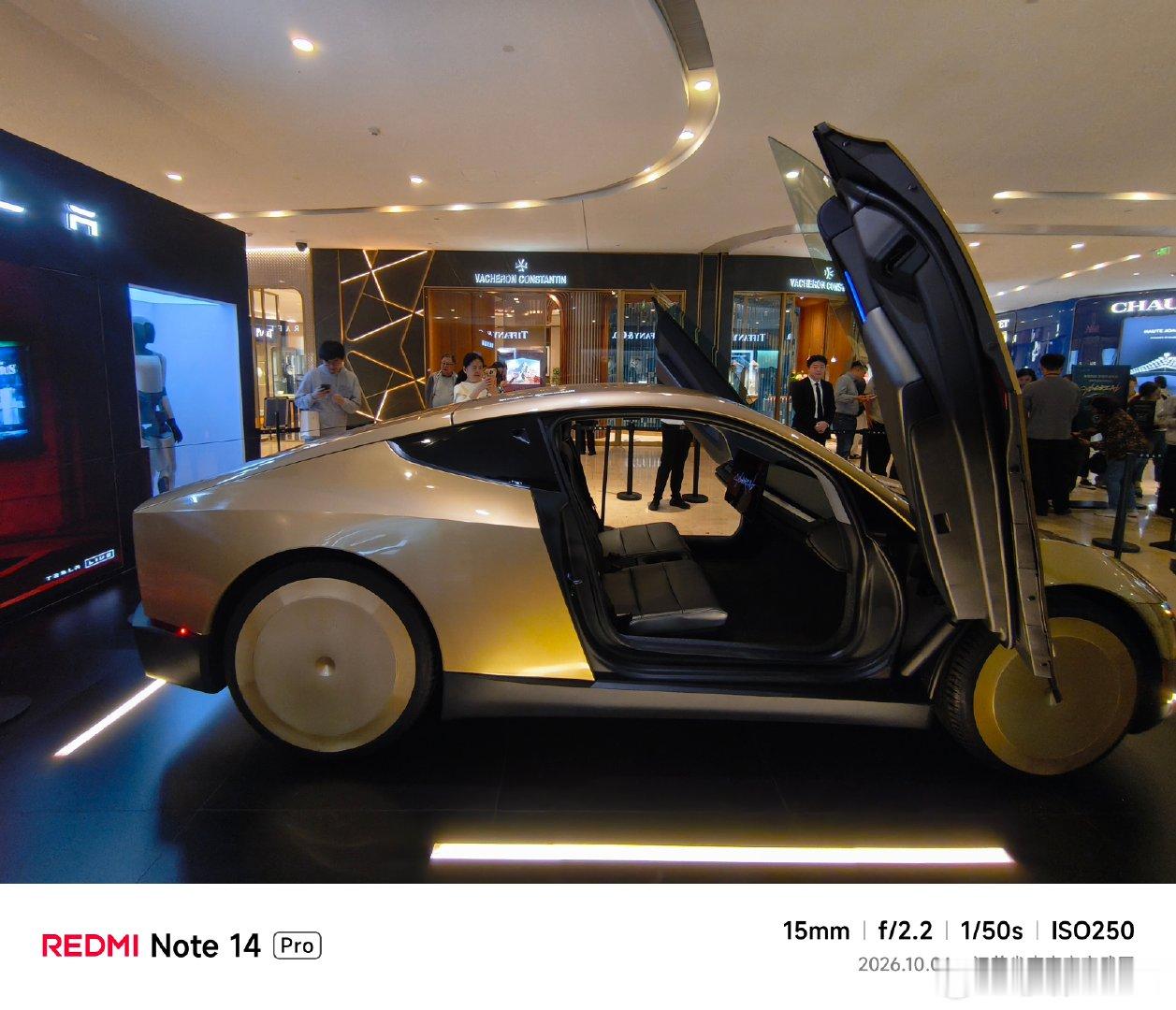 晴，Teslsa Robotaxi 在奥斯汀上路一个月，已有 169 辆无人驾驶的 Cybercab 拿到商用许可。首月体验褒贬不一：有乘客等候太久，也出现过车辆送错目的地的状况。26.10.6 ​