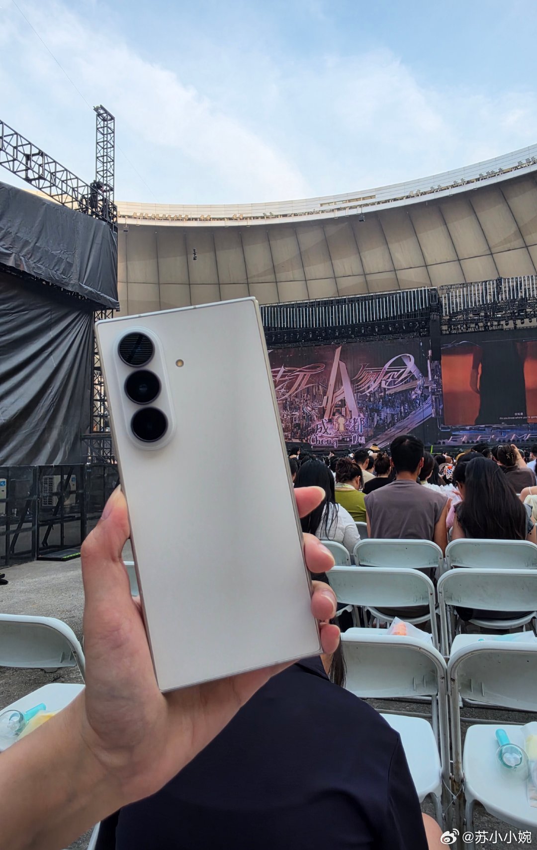 张韶涵成都演唱会的舞台氛围感拉满，用 Fold 8 Ultra 记录下来，回看依旧很有代入感#张韶涵玩家巡回演唱会##张韶涵演唱会##三星ZFold8Ultra# ​