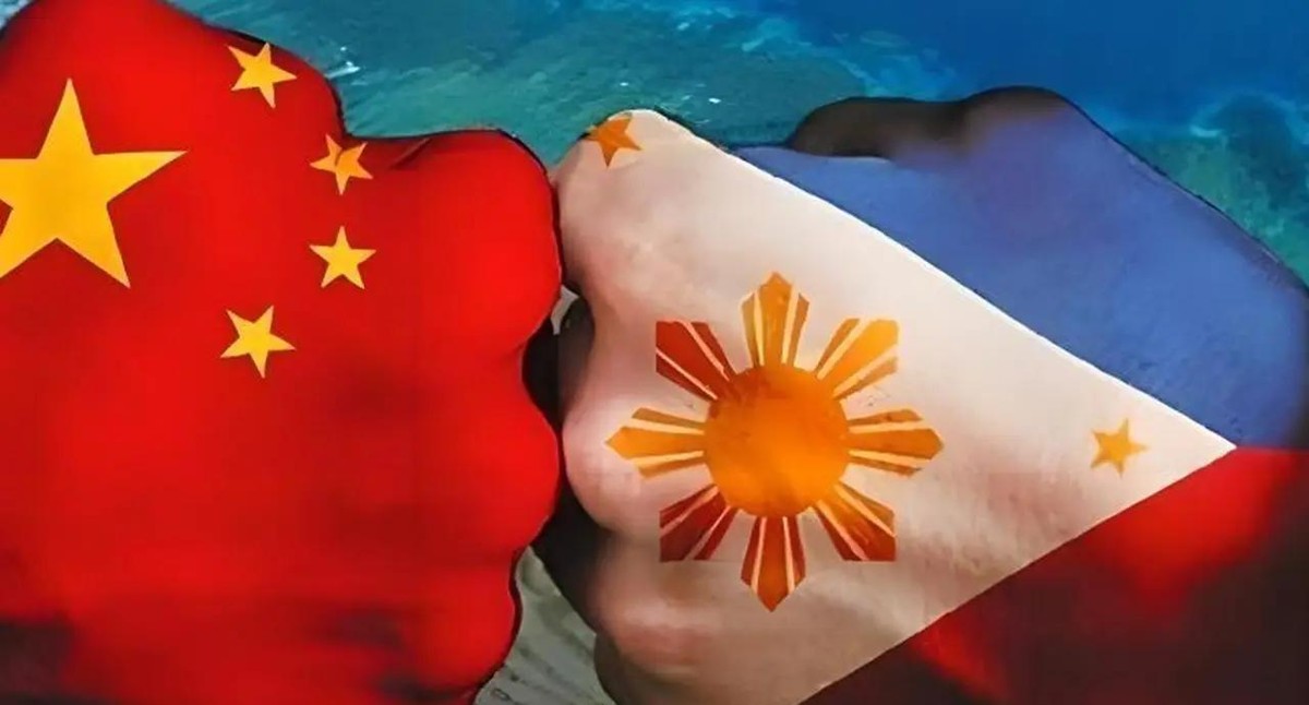 菲律宾真是左右为难！一边是马科斯8月14日在马尼拉当着外国记者的面，说中菲开展联合油气勘探&34;可能性非常大&34;，还强调&34;我们没有疏远中国&34;；

另一边呢，北京三天之内落下两记实打实的回应——第一记，中国宣布从当天起禁止菲律宾猪和猪肉产品进口，第二记，中国海警船护航科考船开进铁线礁海域，离菲律宾非法占着的