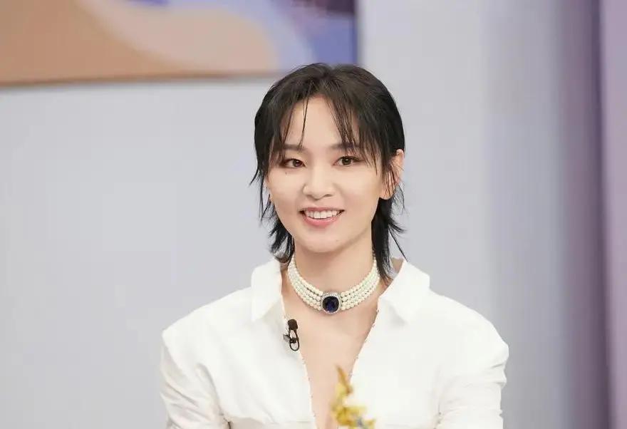超
女那一届之后，很多人都在替何洁叫屈，觉得她是当年天
娱力捧的“亲闺女”，结果却没换来预想的资源。
其实回过头看，
那会儿的博弈远比咱们看到的复杂得多。李宇春多精啊，当时合约签得极其
克制，只把一部分交给公司打理，手里攥着相当大的自主权。周笔畅更干
脆，比赛热度还没散干净，心思就不在合