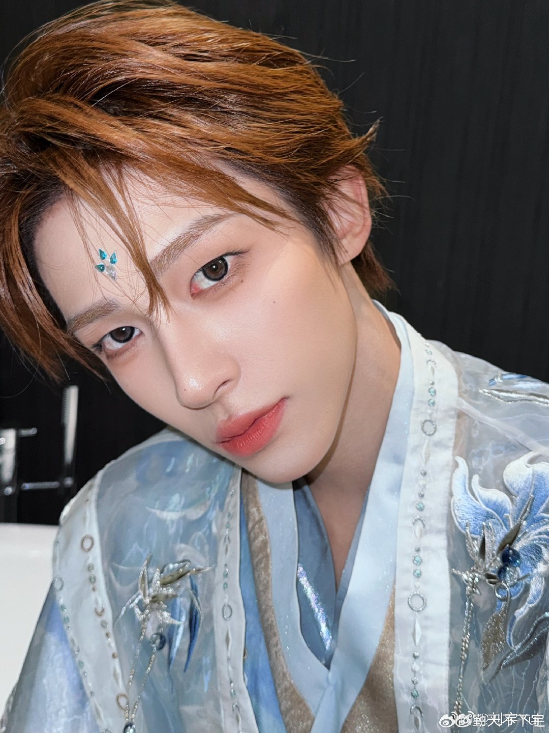 #刘宇# ly#刘宇国风美少年# 
想伸手擦掉你眼角的泪 却发现眼泪早就模糊了我的视线 我看不清我们的距离
​