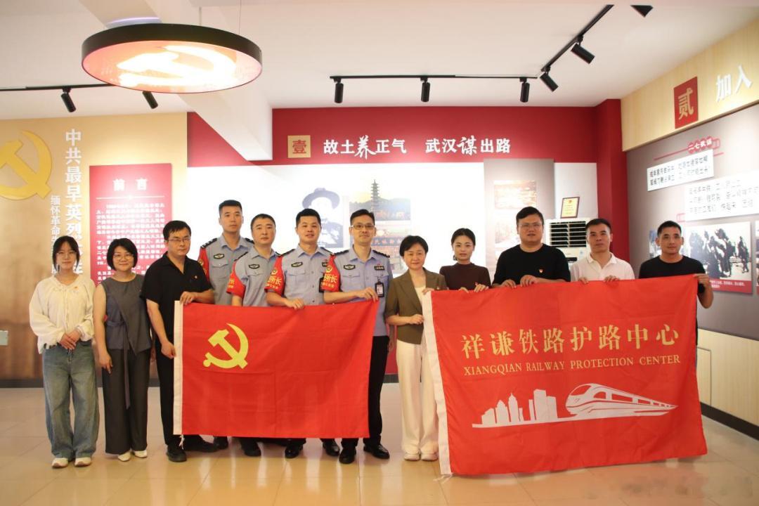 寻访红色足迹 赓续奋进初心!镇警校携手共促乡村振兴     为深入学习...