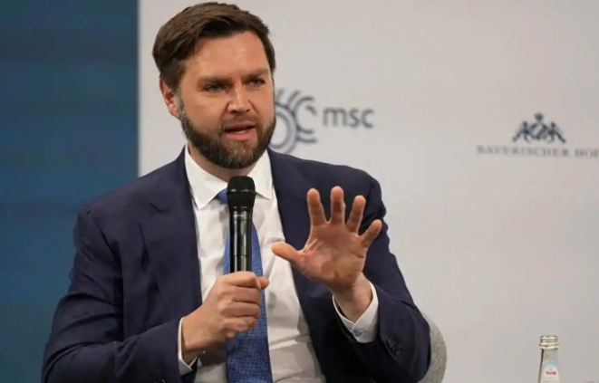 美国副总统万斯直接摊牌，在公开场合抛出惊人观点，一旦中国完成国家统一，美国本土经济极有可能陷入衰退的局面！

万斯把台海和高端芯片绑在一起说，本质不是预测某场战争，而是承认美国科技链有个老伤口：

先进制程太集中，一旦供应出问题，手机、AI服务器、车规电子和军工芯片都会跟着抖，这个焦虑推动华盛顿这几