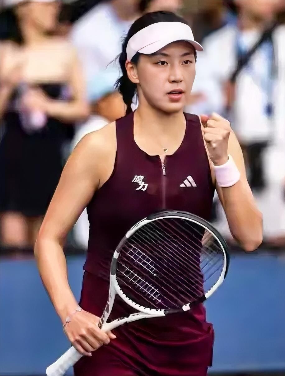 王欣瑜还是没能迈过美网这道坎。
面对21号种子卡林斯卡娅，中国金花一姐拼满三盘，5-7、6-2、3-6，连续第三年倒在了第二轮。首盘错失关键局，次盘用一波连破还以颜色，但决胜盘体能下滑，失误开始增多——每一分都写在脸上，每一拍都在搏，可惜差的那口气，始终没提上来。
卡林斯卡娅赢在更稳，下一轮静候斯维