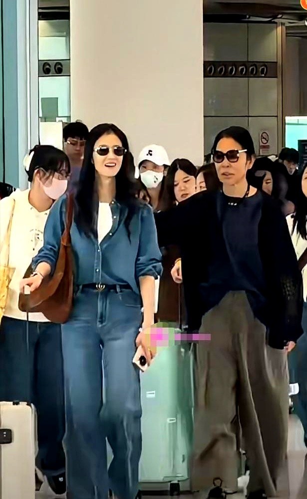 金鹰奖台上连个同框镜头都没有，散场后这俩人竟挤在同一班经济舱里。

蒋欣和倪萍被拍到裹着外套、素着张脸回京。在经济舱过道里一路走一路聊，笑得直不起腰。

倪萍的咖位碰上蒋欣的脾气，压根不用客套。就是一个敢说一个敢接，松弛得像回自己家。

娱乐圈多的是台上手拉手喊姐妹，下台恨不得隔八百个座位的人。这交
