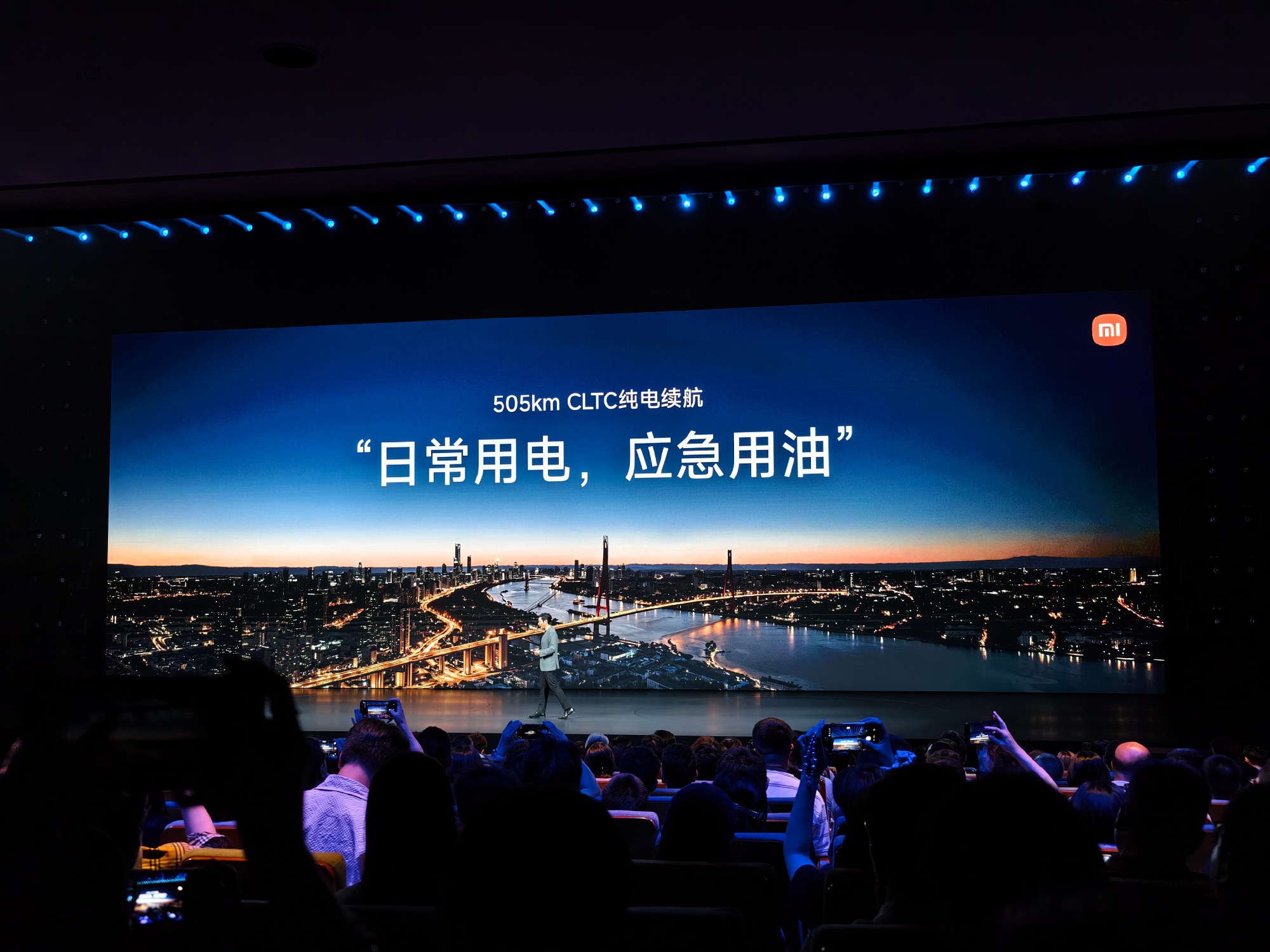 增程车见过不少，但能做到505km纯电续航、1705km综合续航，还...