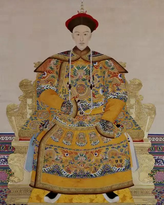 光绪帝的死因，拖了一百年才破案。
1908 年 11 月 14 日，38 岁的他暴毙于瀛台。22 小时后，74 岁的慈禧也死了——皇帝死在太后前面，前后脚只差一天。

2008 年，专家对光绪的头发、遗骨做了五年检测：砷含量超出正常人两千多倍，砒霜中毒身亡。
谁是凶手？有三个嫌疑人：被告发在前、有动