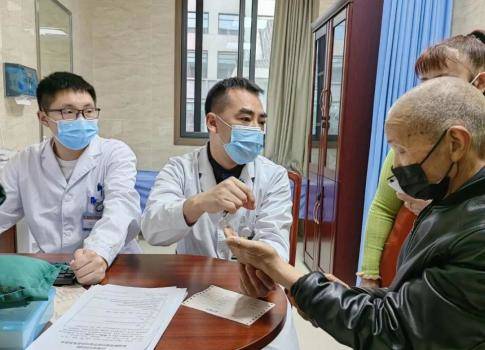 中医暂不纳入首批医保医疗服务目录，消息一出，很多经常看中医的人都在关注这件事。不少人第一反应，是不是以后针灸推拿这类项目都不能报销了。
 
这次目录的筛选，相关部门综合评估了各类医疗项目的落地条件。不是否定中医的诊疗价值，而是现阶段很多中医服务项目，在统一收费标准，疗效量化评估方面，还缺少足够的数据