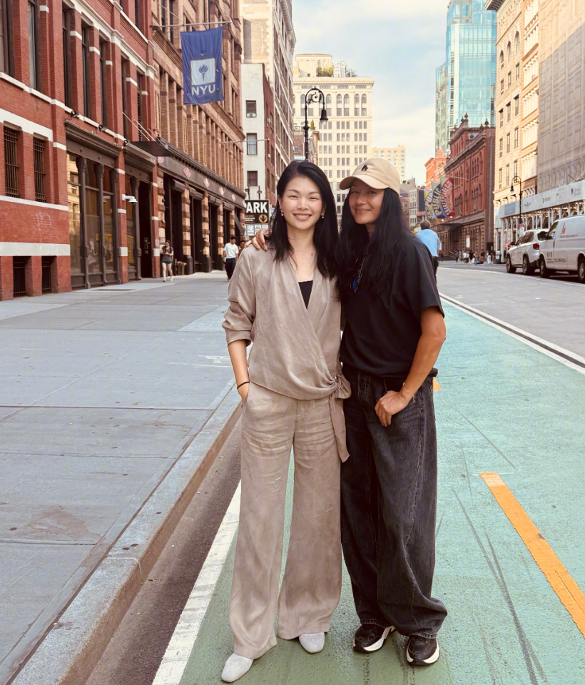 吕燕和瞿颖拖家带口相约在纽约！
她们二位的友谊由来已久，瞿颖偶尔还在国内露个脸，吕燕已经很少回国
从神情上看吕燕的状态很不错，可见在美国活的挺滋润的
个人觉得她如果留在国内估计不会有现在发展的好
不说别的，就她这个长相，在东方审美里啥都不是，但在西方却成了东方美的代表
换了环境就等于换了一套评价系统