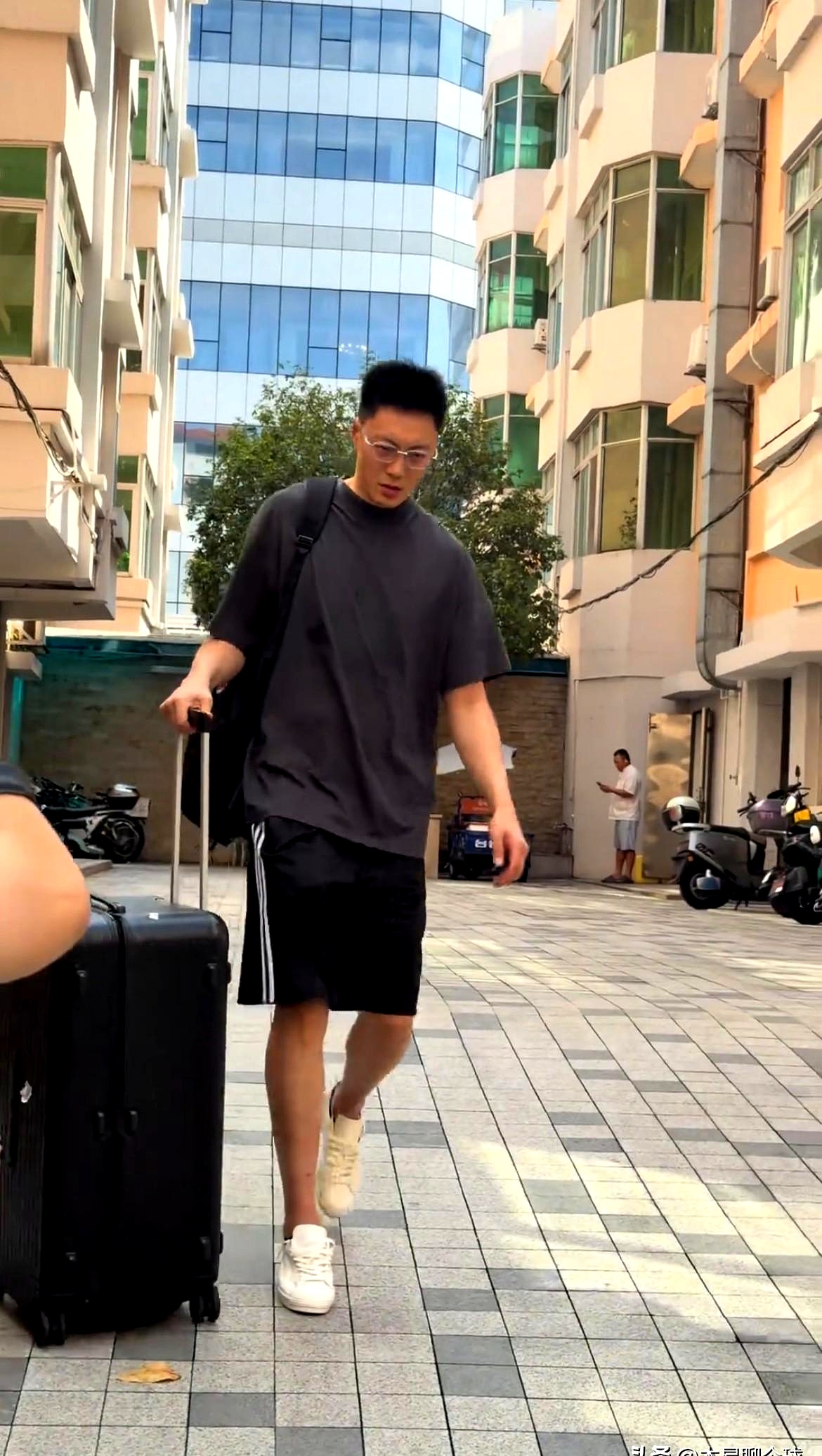 广东队这趟南京客场，名单一出来，老球迷估计心里都咯噔一下。
阿祖布克加焦泊乔镇守