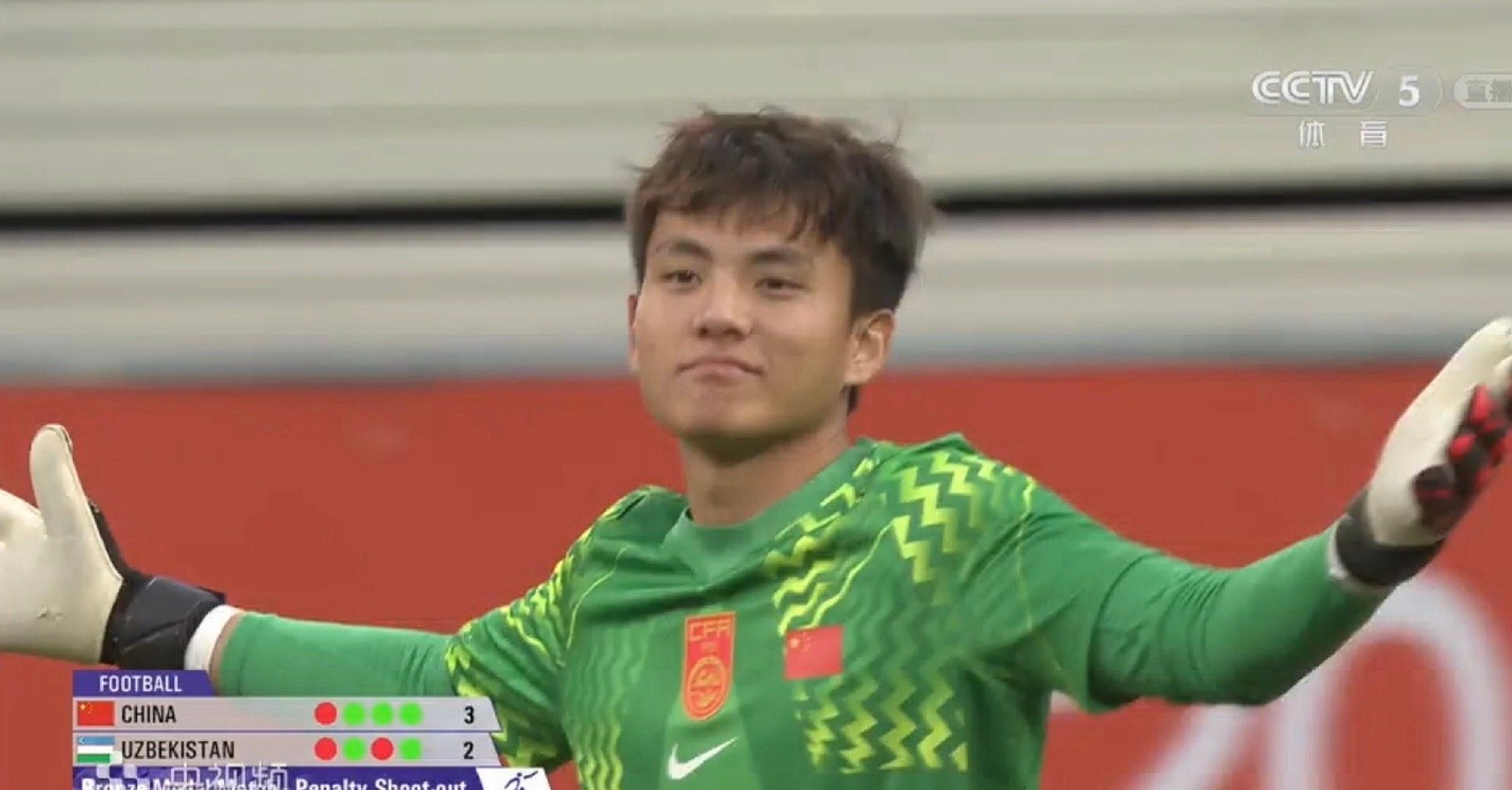 #U23国足铜牌#
燃爆！10月3日名古屋亚运会男足铜牌战，中国U23男足对阵乌兹别克斯坦U23。
常规时间双方战成2‑2，胡荷韬先拔头筹，王钰栋轰出精彩世界波，对手终场前完成绝平，比赛直接进入点球大战￼￼￼。

门将李昊封神！两度扑出对手点球，成为全场最大功臣，点球大战4‑3拿下胜利🥉
中国队时隔2 ​