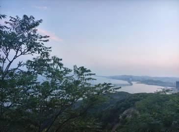 星期六下午和朋友一起去吃自助，密室，最后去了莲花山看夜景。这还是第一次...