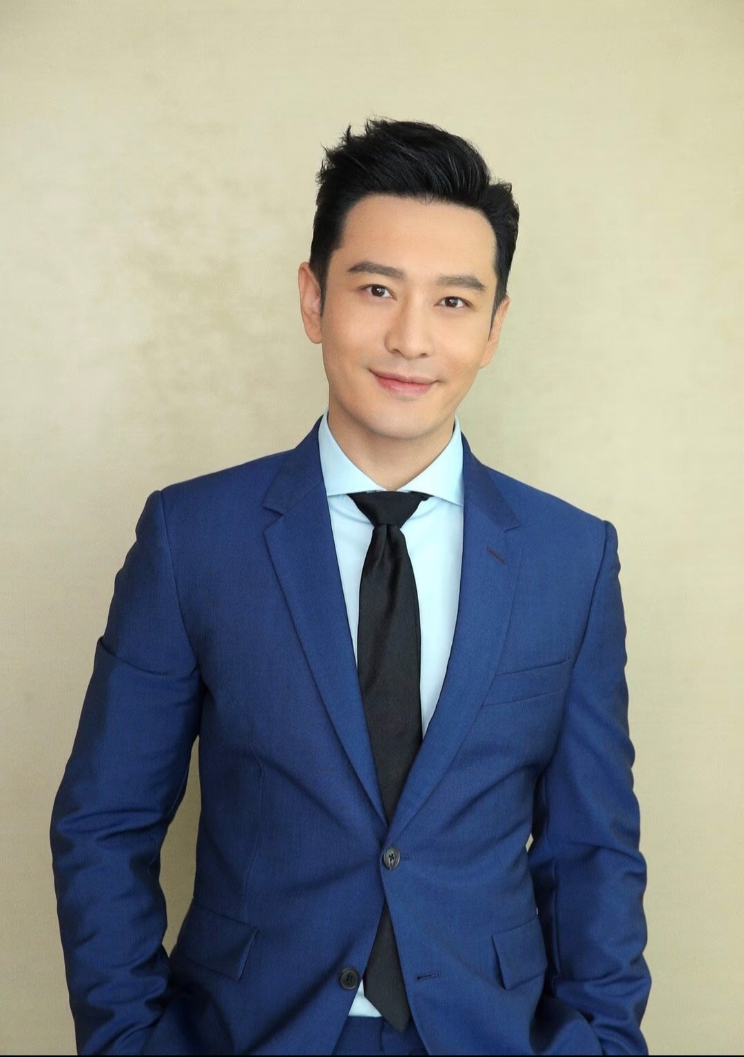 结案了！
黄晓明“白眼狼”事件背后的真相终于要揭开了，
所有的一切大家都猜错了，
真正的目的根本不是为了曝光某个人，而是要撕开娱乐圈最丑陋的那层窗户纸。
黄晓明帮过多少人？他自己都数不清了吧。但问题来了，为什么你帮得越多，反而伤得越深？
向太说得真准，这人就是太憨，不懂拒绝。搁谁身上，帮完人还得憋屈