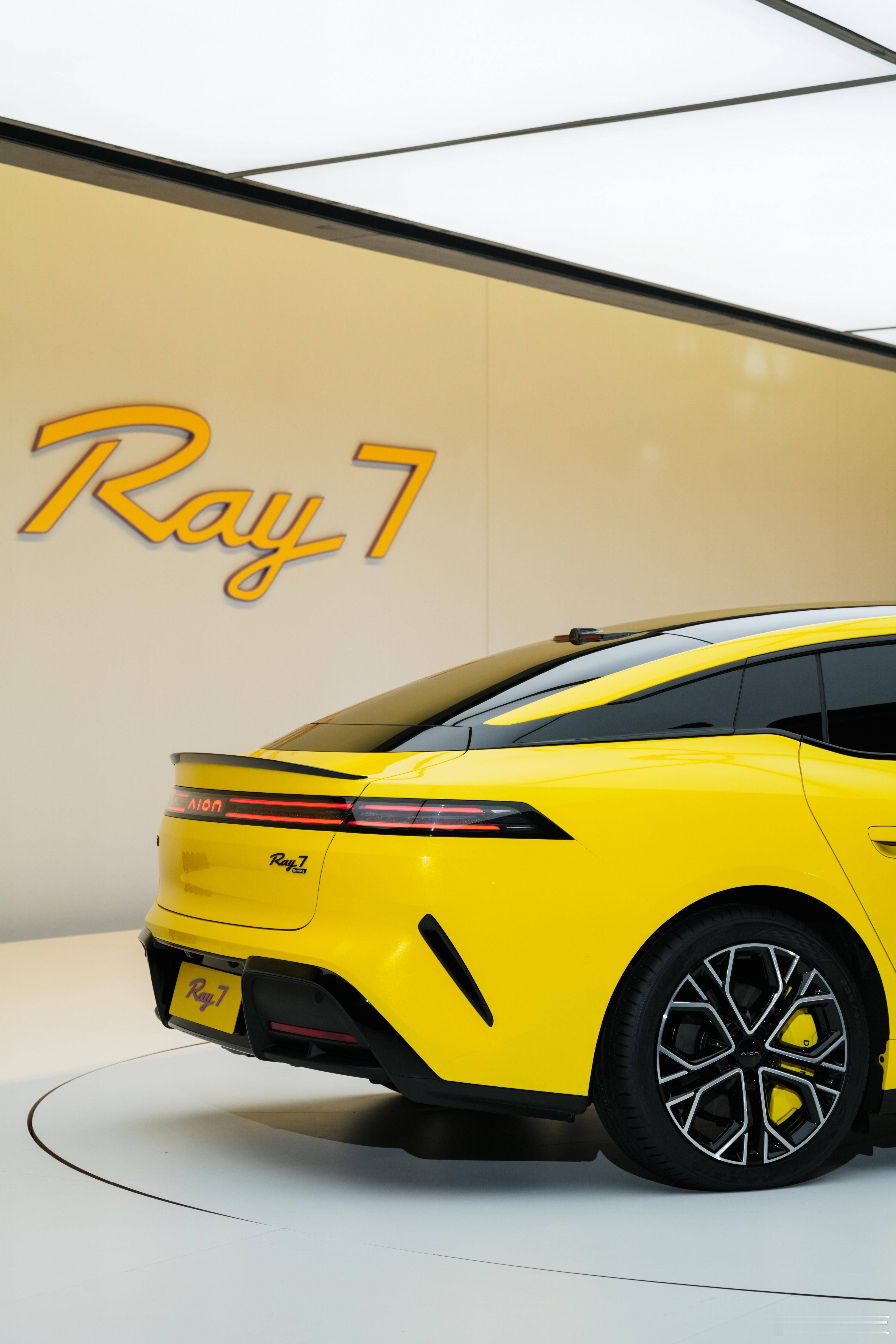 小米SU7真杀手来了？埃安Ray7亮相，续航700公里
8月19日，埃安全新车系Ray首款车型Ray7正式亮相。作为埃安焕新LOGO第一车，Ray7定位中大型纯电轿车，首搭HUAWEI DriveONE多项先进技术，配合埃安全新热管理系统和28合一热管理模块，实现度电12公里的超低电耗，CLTC纯电续航700km。
新车搭载宁德时代电池 ​