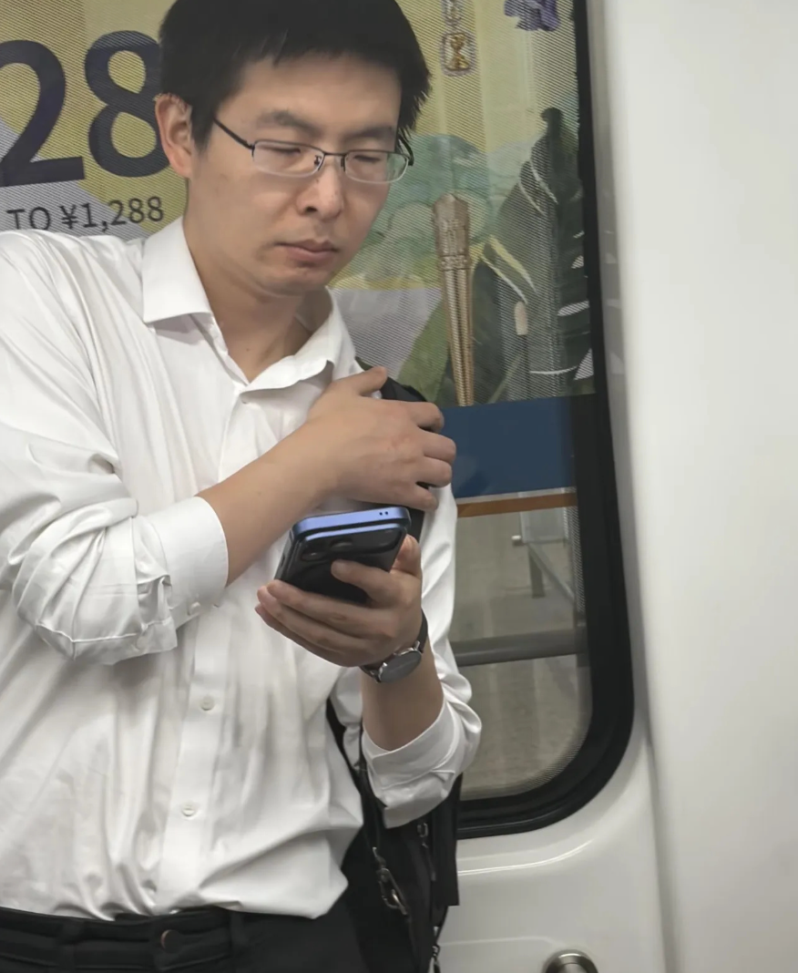 36岁宇树科技总裁王兴兴在北京被网友偶遇，一脸愁容，看起来很苦闷的样子
已经是90后首富了，不知道他苦闷的是什么问题
有意思的是，这位总裁出差不但没带助理，还就背了一个背包就去了，穿的也十分低调，简单的白衬衫，黑裤子，头发没有造型，看上去跟普通打工的理工男没多大区别，如果不认识他， 站他旁边估计都想