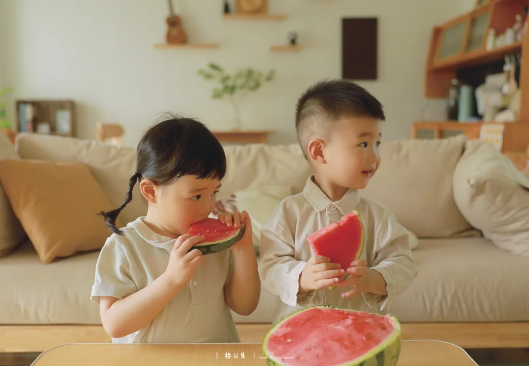 姐弟俩在炎炎夏日 一起吃着清凉的西瓜