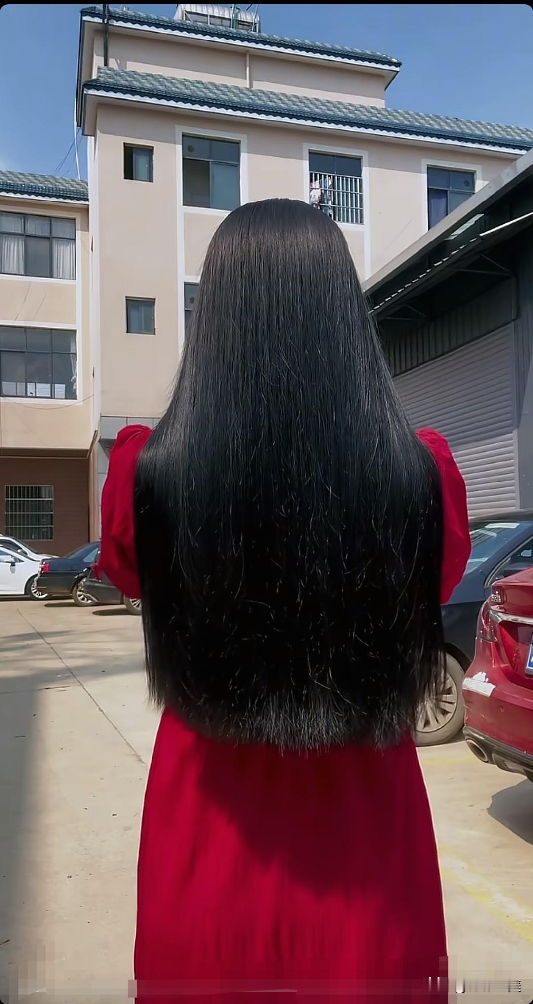 美女姐姐，惊艳的背影，长发披肩，美得像瀑布，美不胜收！