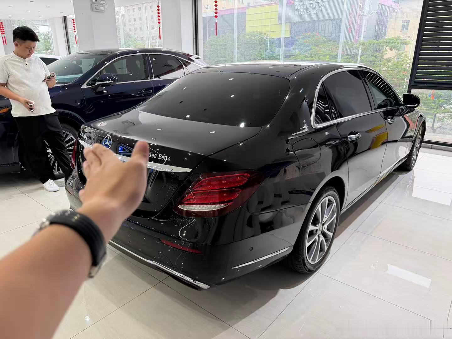 奔驰E级 2019款 改款 E 300 L 时尚型

表显里程 10.2w公里
首次上牌日期 2019.9
颜色 黑色
车辆所在地 广州
排放标准 国六
排量 2.0T
变速箱 手自一体变速箱
综合油耗 7.2L / 100km
座位数 5座
车身结构 三厢车

#奔驰[超话]##广州队[超话]##梅赛德斯奔驰[超话]##汽车[超话]##每天一台进口车[超话]# ​