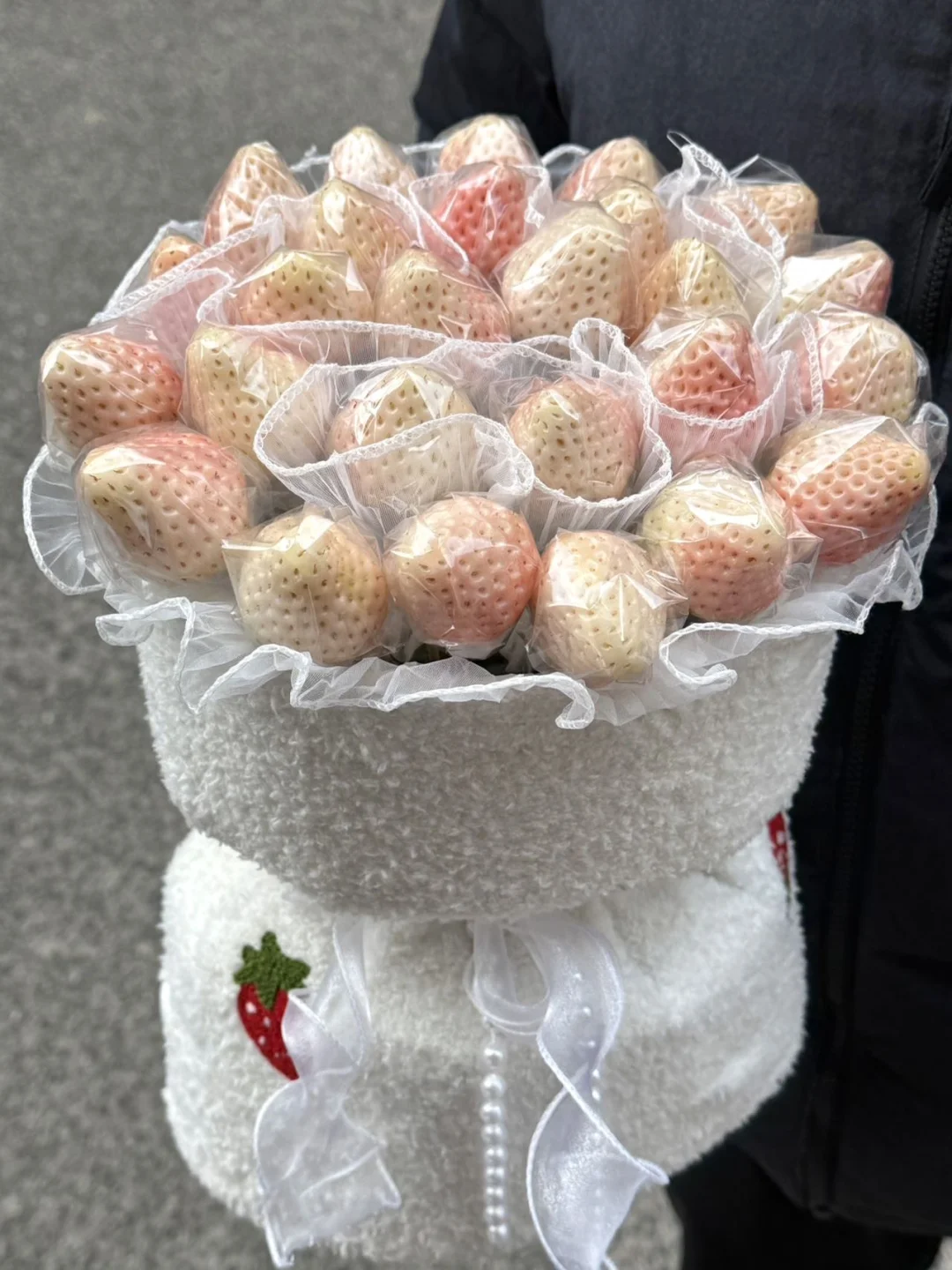 宝宝 签收今年冬天的第一份草莓花🍓