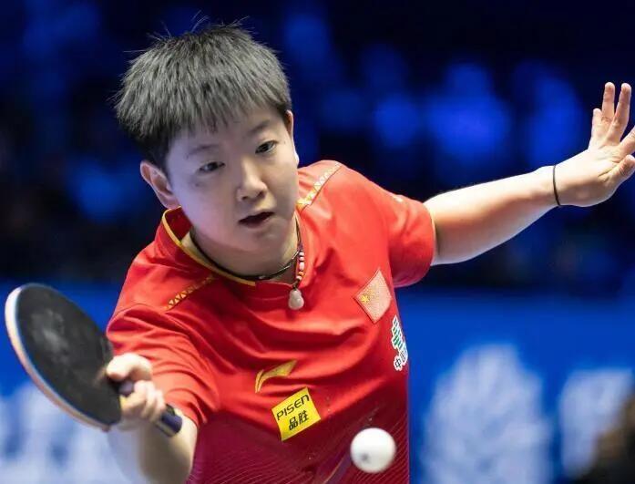 #孙颖莎抵达上海封训#

孙颖莎抵达上海崇明封训，口罩一戴、行李一拎，20天闭环直接扎进去。9月名古屋亚运，女团女单混双三项一起扛。为莎莎加油，等她赛场抬头那一笑。 ​