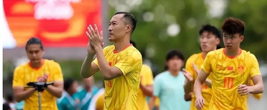 打平就出线又来了！中国U23碰垫底阿联酋，对方中卫停赛+6归化搏命，赢球才能躲开日本队，这回真别缩着踢
名古屋丰田球场，下午一点半开球。中国U23前两轮一胜一平攥着四分，净胜球+1，末轮只要不输阿联酋就锁定八强。阿联酋那边主力中卫曼苏里停赛，防线少了个高点，但锋线恩迪亚耶和加萨尼的个人能力摆在那儿，