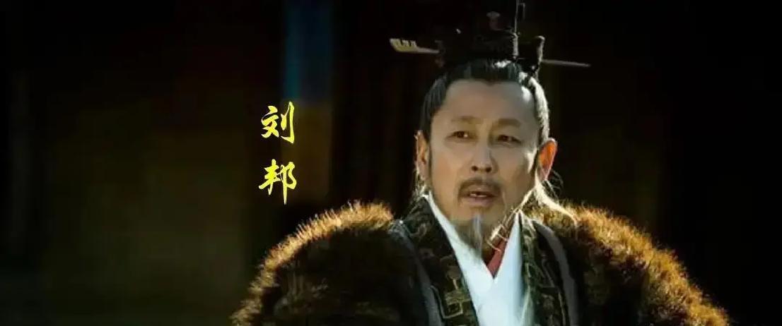 刘邦临终前，死死拉着吕雉的手叮嘱：“我死后，满朝文武你皆可杀，唯独这一人，你绝不能动分毫！” 吕雉满脸错愕：“连韩信、彭越我都除了，还有谁是我动不得的？” 刘邦喘着粗气，一字一句砸出来：“此人若死，你吕氏全族，必被满门抄斩，刘家江山也会跟着覆灭！”
吕雉松开手，看着榻上已无声息的刘邦。她没有哭，只对