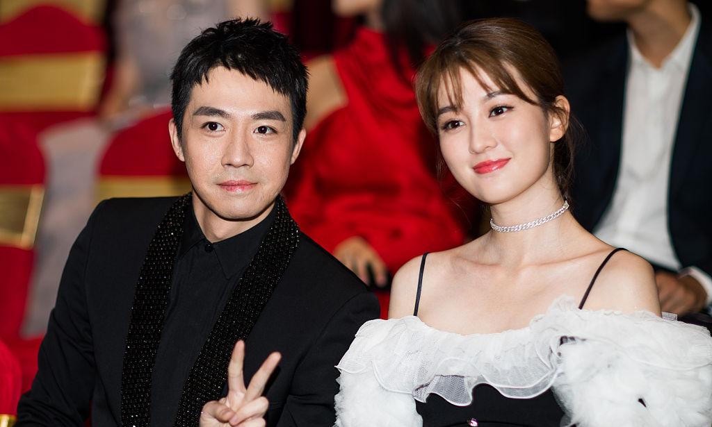 2026年5月10日，王晓晨在央视一套《主角》里演一个B角女演员，开播半小时收视率冲到2.34%。同一年4月13日，她在社交平台发了一张手臂肿起来的输液照，配文“日子怎么会和谁过都一样”。
这两件事放在一起看，荒诞感就出来了。一个在戏里站稳了位置的女演员，在戏外把感情状态捂得严严实实。俞灏明那边晒了