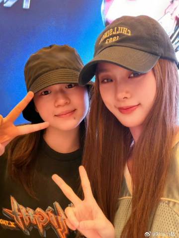 徐艺洋全红婵合照，两个人同款剪刀手，笑的真的太甜了啊，奥运冠军+甜美艺...