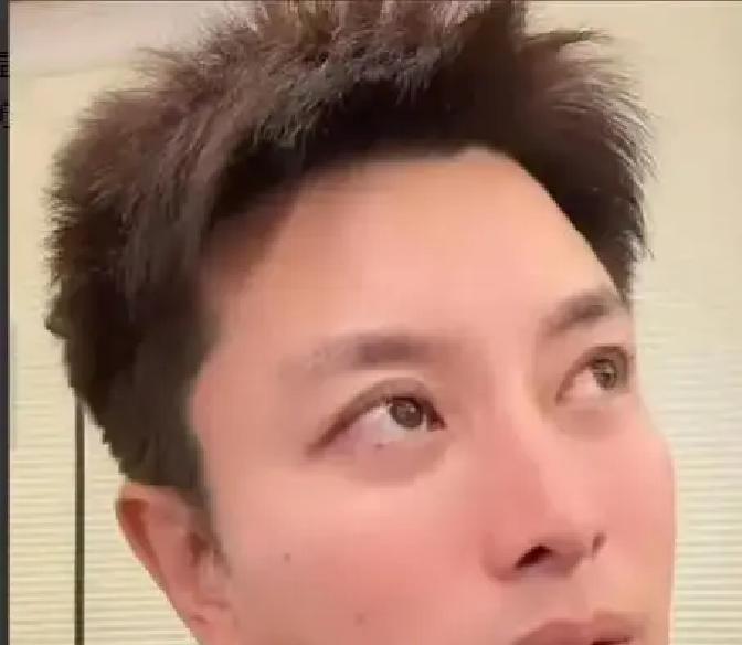 明明早就赚够了几辈子花不完的钱，贾乃亮到底图什么，非要在直播间从早喊到晚？
很多人以为明星带货就是为了多捞快钱，其实真相远比这现实，甚至有点停不下来的狼狈。
这两年影视圈什么行情大家心里都有数，多少演过主角的面孔都在家抠脚，连个像样的配角都抢不到。能把直播这条路蹚平，在圈内其实已经是极少数的幸运